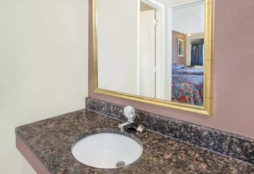 هتل Imperial Inn Grand Blanc