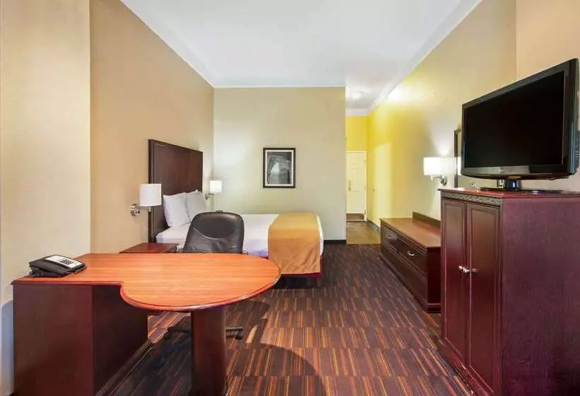 Hotelli La Quinta By Wyndham Albuquerque Midtown Newly Renovated