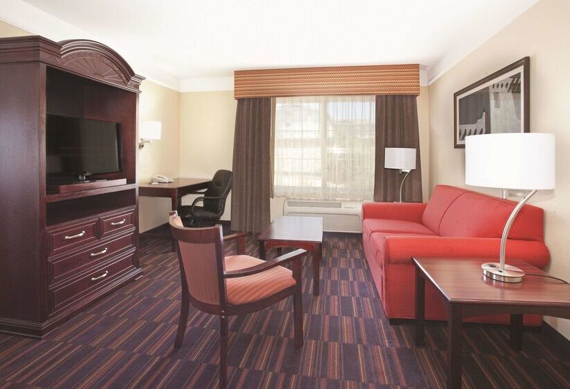 هتل La Quinta By Wyndham Albuquerque Midtown Newly Renovated