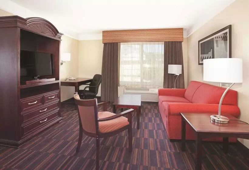 Hotelli La Quinta By Wyndham Albuquerque Midtown Newly Renovated