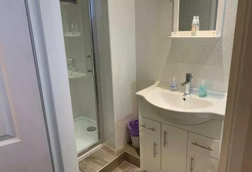 Hostel The Village Inn