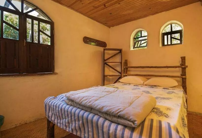 ユースホステル Quarto Privativo Sem Suíte Com Cama De Casal No Dormitório Caminho Da Angélica