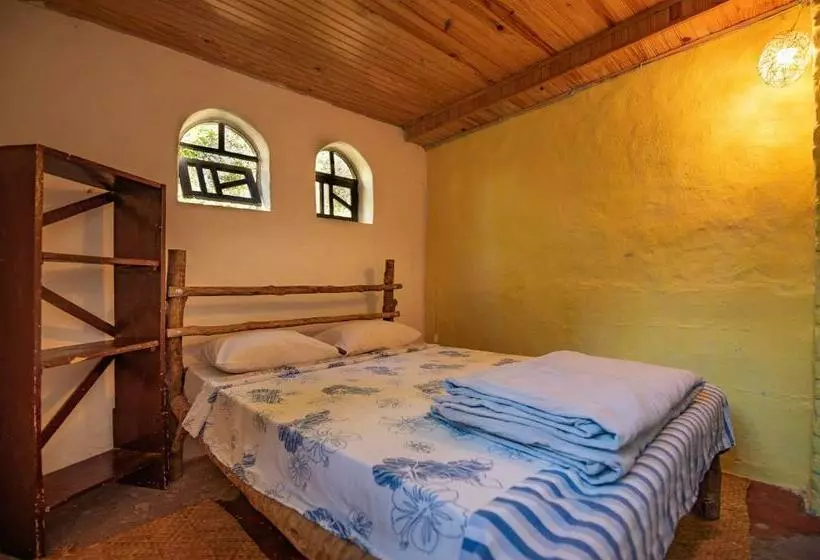 ユースホステル Quarto Privativo Sem Suíte Com Cama De Casal No Dormitório Caminho Da Angélica