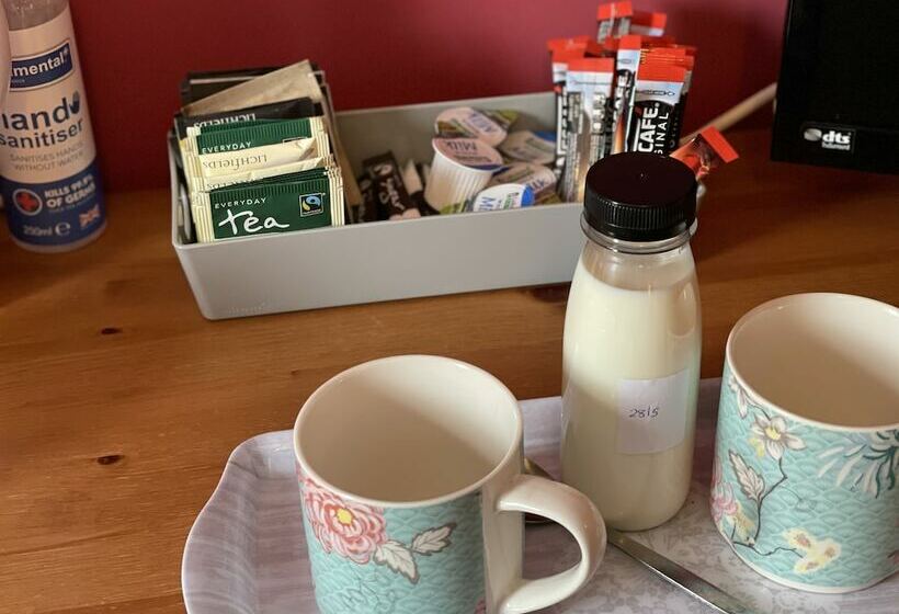 Отель The Litcham Bull Inn