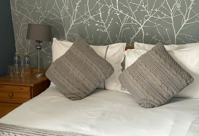 Отель The Litcham Bull Inn