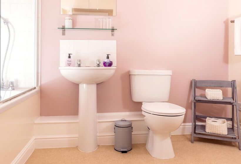 Отель The Litcham Bull Inn