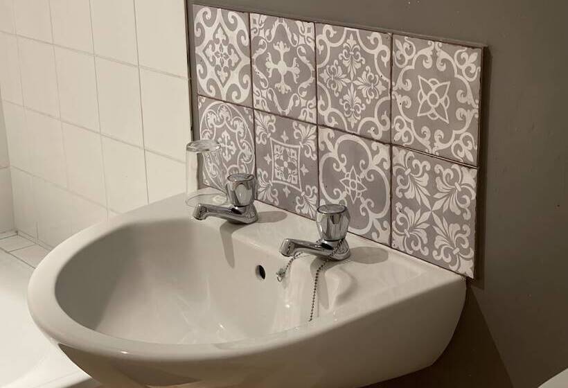 Отель The Litcham Bull Inn