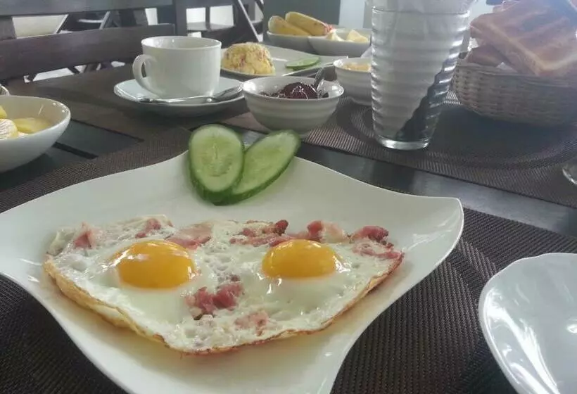 تختخواب و صبحانه Top Rock Villa Unawatuna