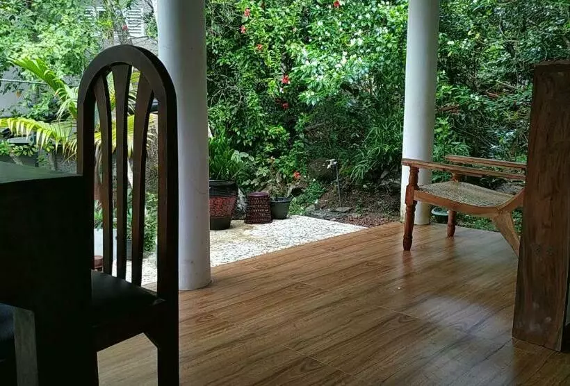 تختخواب و صبحانه Top Rock Villa Unawatuna