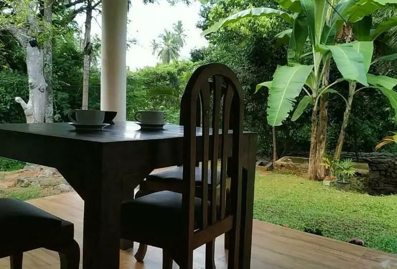 تختخواب و صبحانه Top Rock Villa Unawatuna