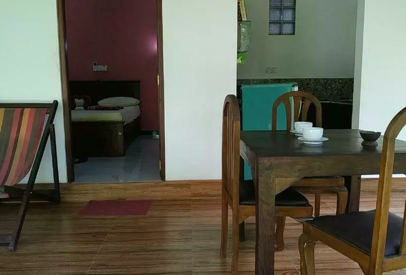 تختخواب و صبحانه Top Rock Villa Unawatuna