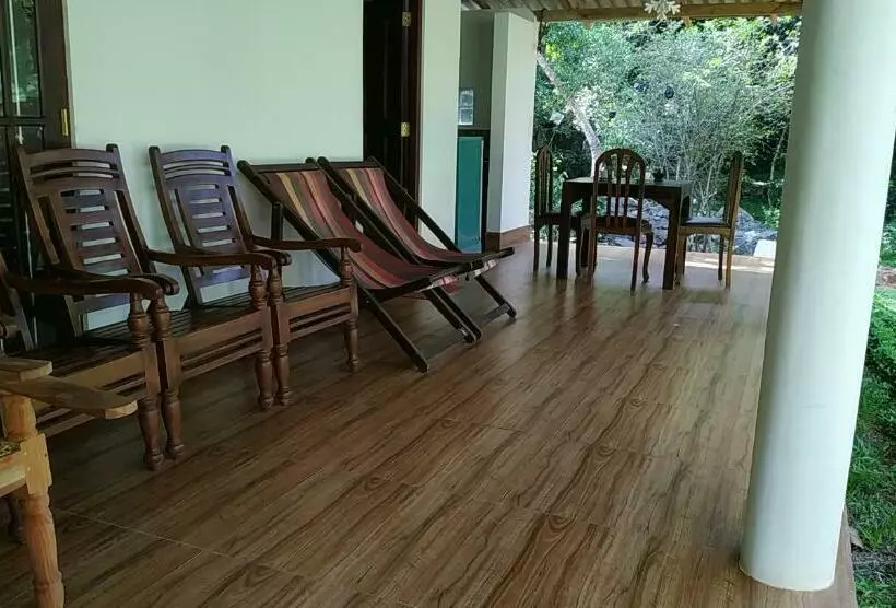 تختخواب و صبحانه Top Rock Villa Unawatuna