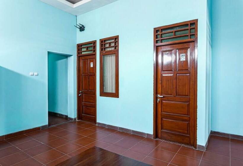 بنسيون Reddoorz Near Puro Mangkunegaran