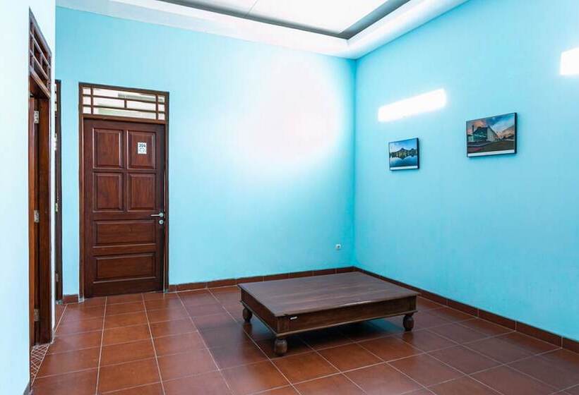 بنسيون Reddoorz Near Puro Mangkunegaran