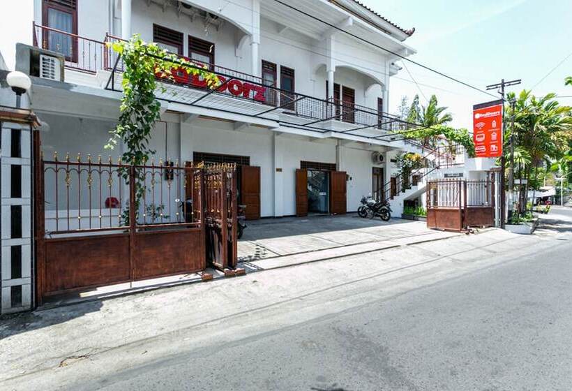 بنسيون Reddoorz Near Puro Mangkunegaran