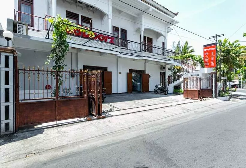 Majatalo Reddoorz Near Puro Mangkunegaran