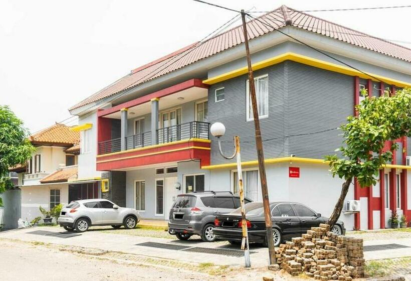 بنسيون Reddoorz Near Siloam Karawaci 3