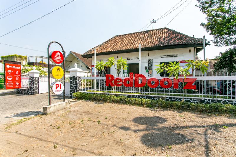 بنسيون Reddoorz Plus Near Taman Sari 2