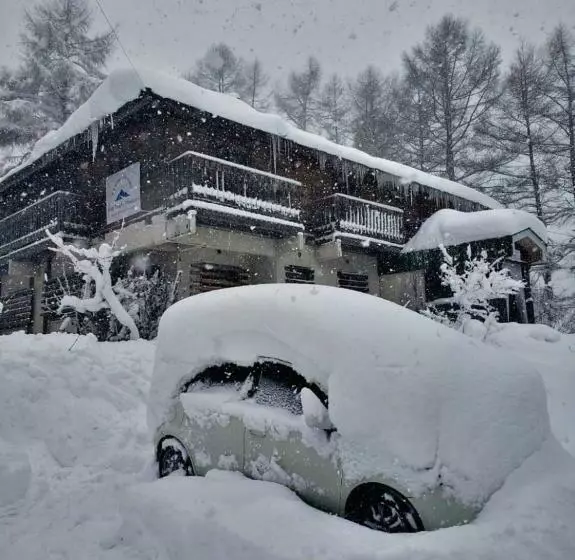 Retkeilymaja First Tracks Madarao