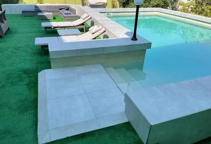 Hotelli Pensiunea Dolce