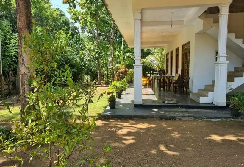 ペンション Thuruliya Residence