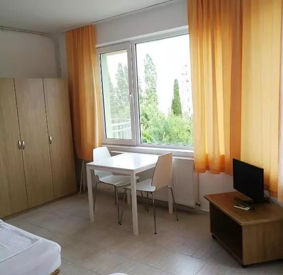 هاستل Family Hotel Perla