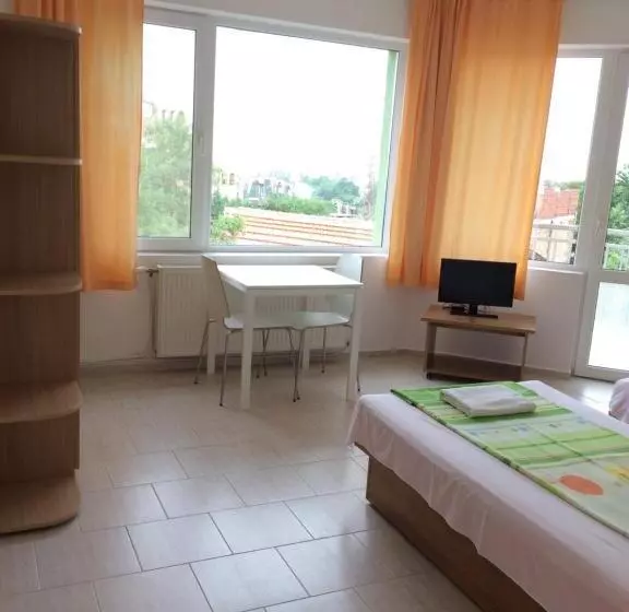 هاستل Family Hotel Perla