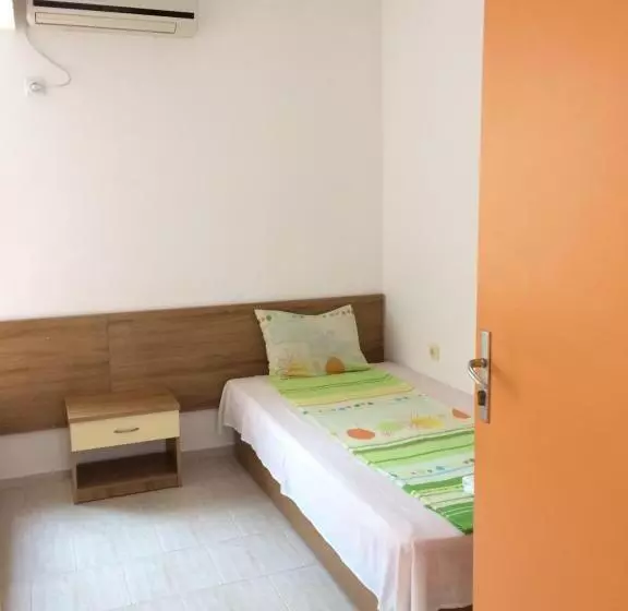 هاستل Family Hotel Perla