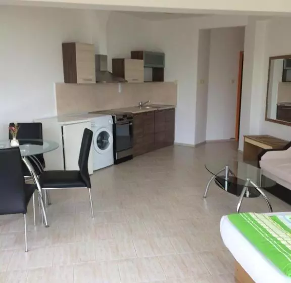 هاستل Family Hotel Perla