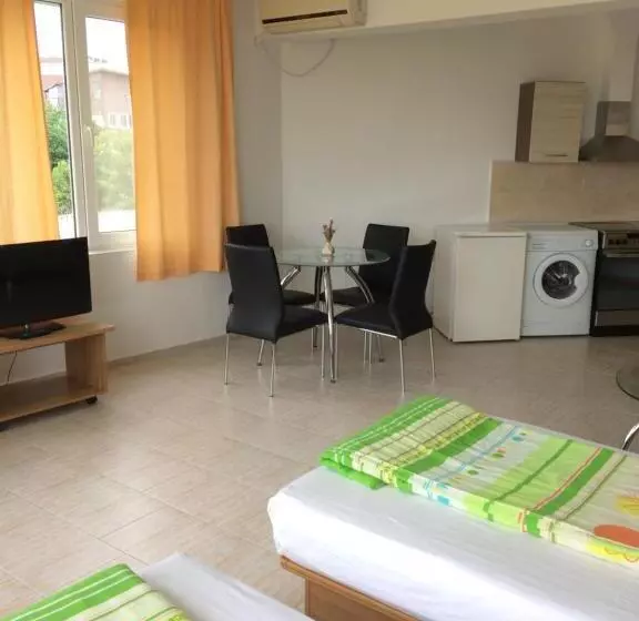 هاستل Family Hotel Perla