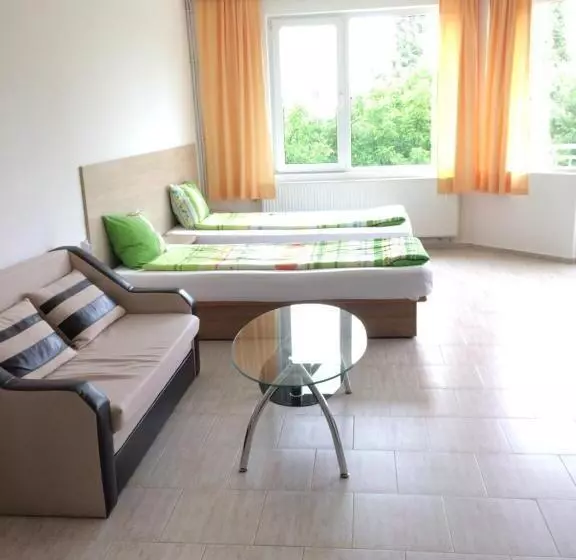 هاستل Family Hotel Perla