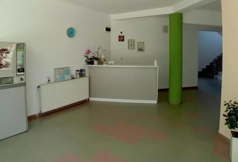 هاستل Family Hotel Perla
