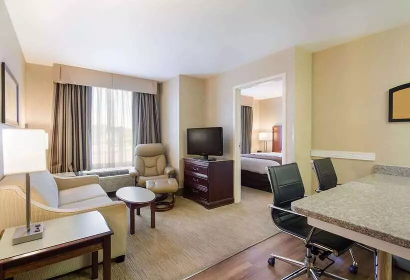 هتل Mainstay Suites Airport