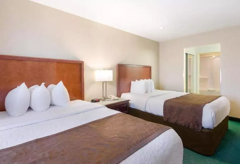 هتل Mainstay Suites Airport