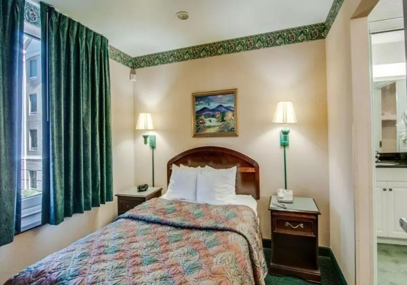 هتل Mainstay Suites Airport