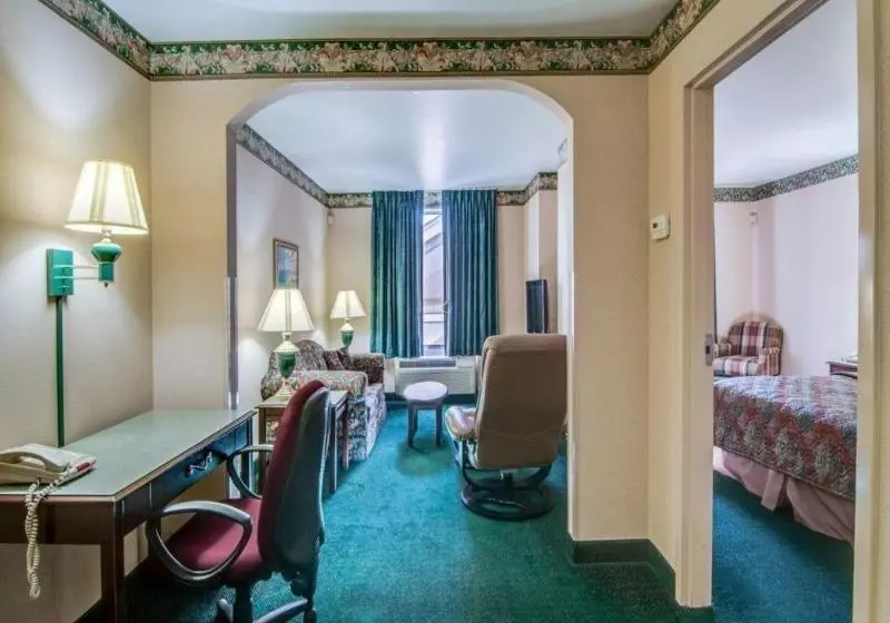 هتل Mainstay Suites Airport