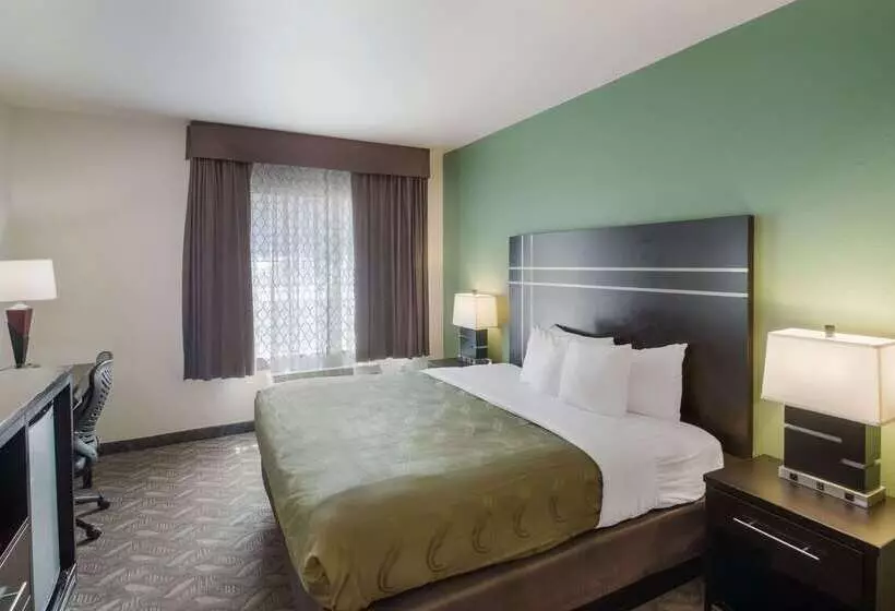 Отель Quality Inn & Suites Airport West