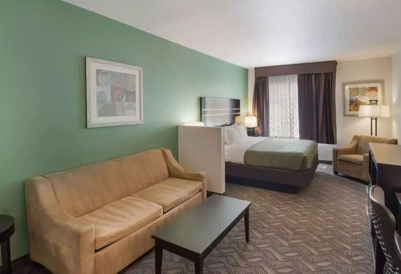 Отель Quality Inn & Suites Airport West