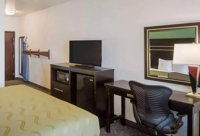 Отель Quality Inn & Suites Airport West