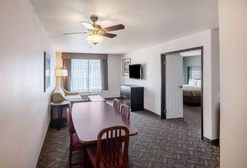 Отель Quality Inn & Suites Airport West