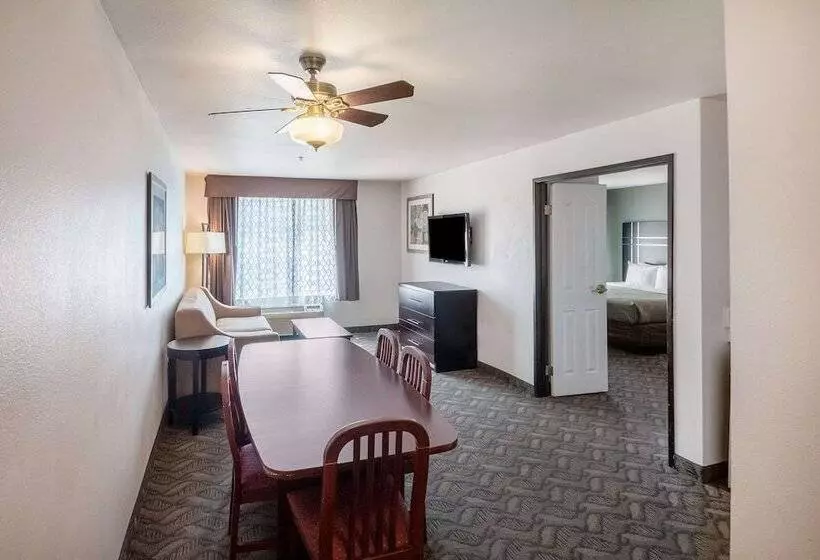 Отель Quality Inn & Suites Airport West