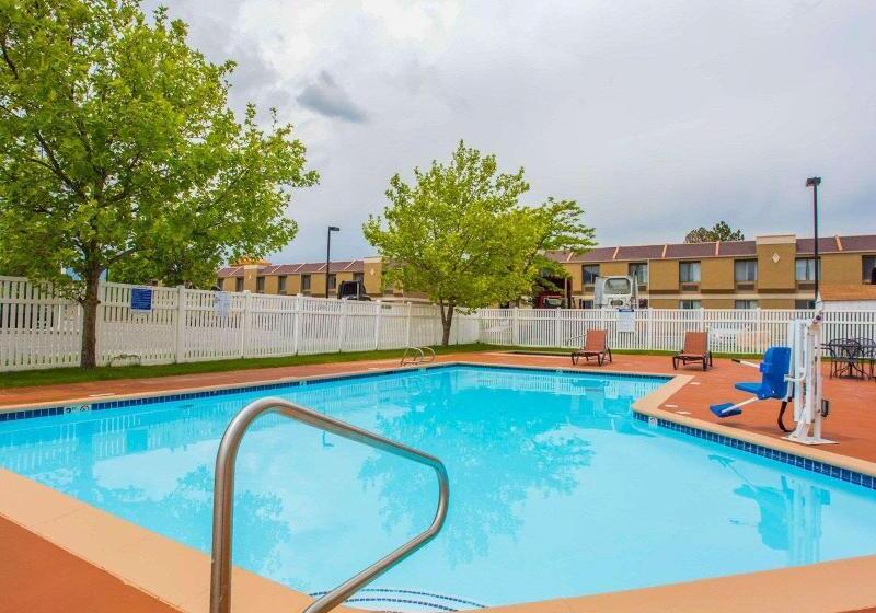 هتل Quality Inn & Suites Airport West