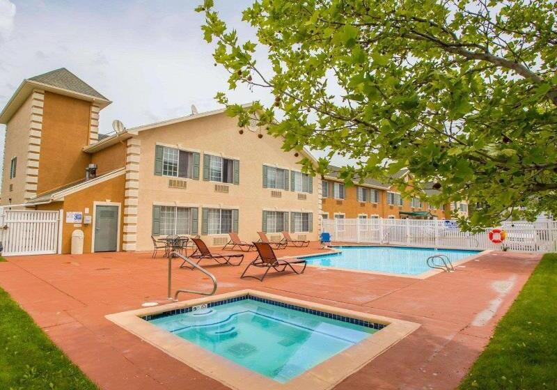 هتل Quality Inn & Suites Airport West