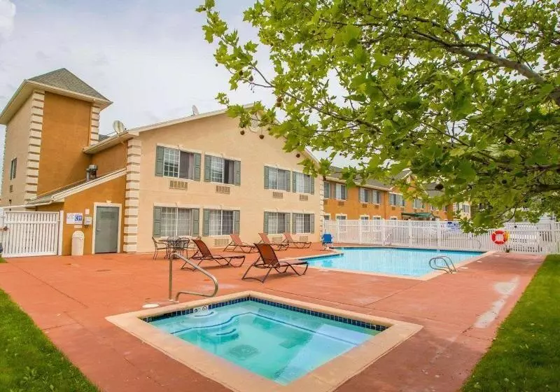 Отель Quality Inn & Suites Airport West