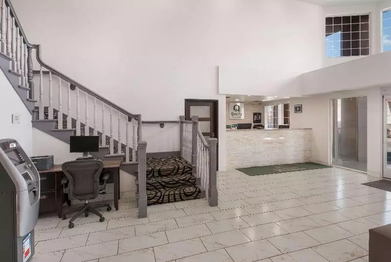 Отель Quality Inn & Suites Airport West