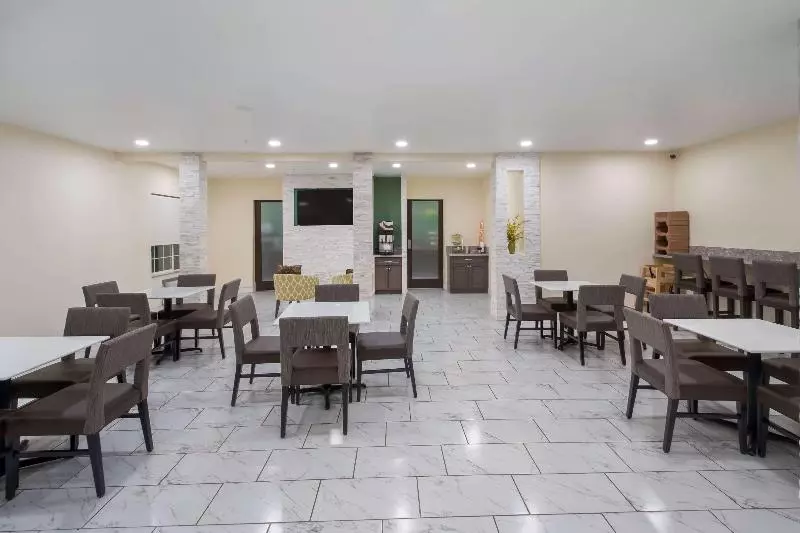 Отель Quality Inn & Suites Airport West