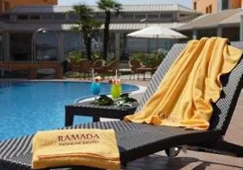 Отель Ramada Ticinum