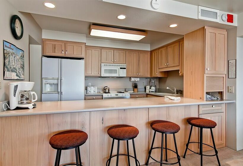 هتل Torian Plum Plaza 207