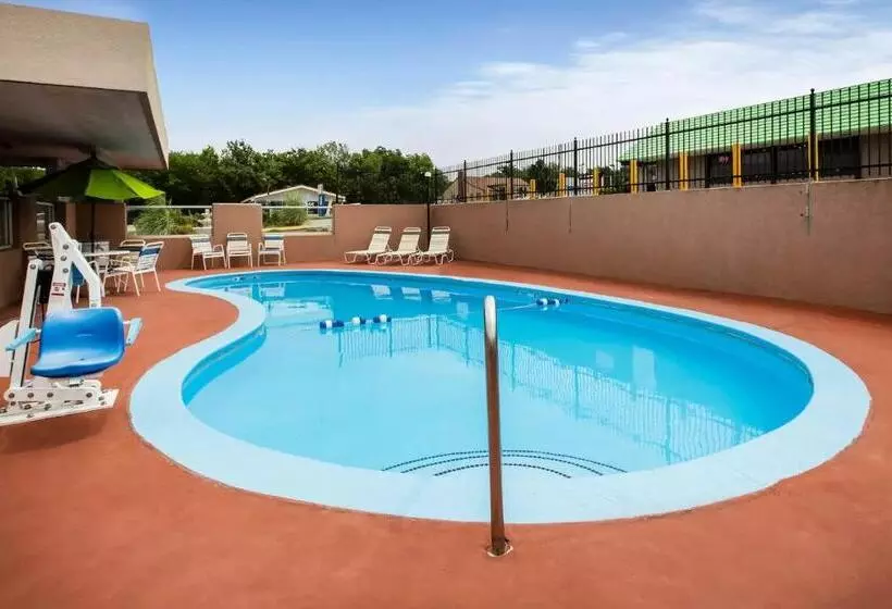 호텔 Super 8 By Wyndham Lawrence Ku