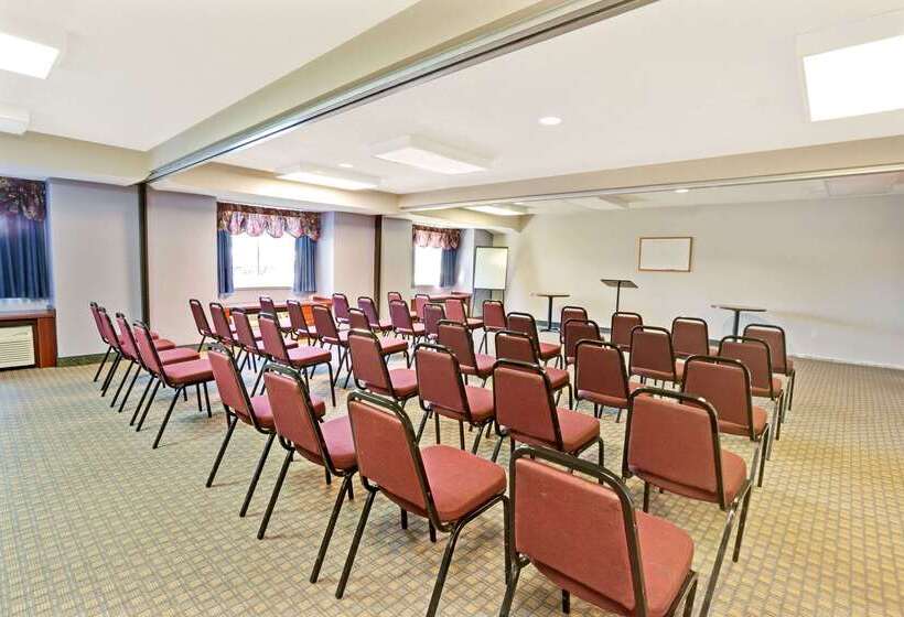 Мотель Microtel Inn & Suites By Wyndham Detroit Roseville